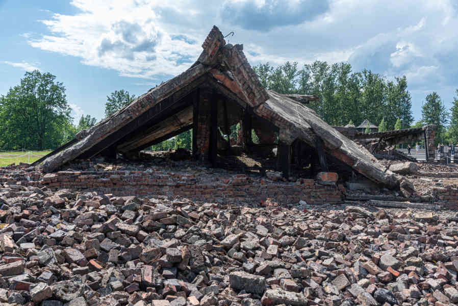 Polonia 080 - Auschwitz ll-Birkenau - crematorios destruidos.jpg